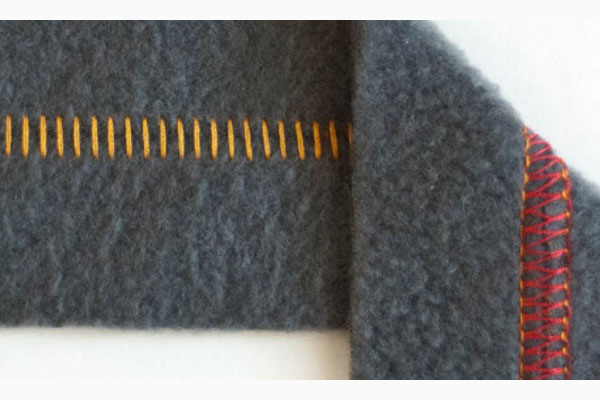 Point Flatlock sur une surjeteuse