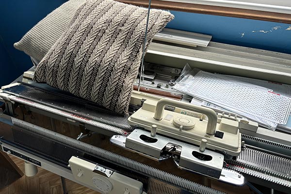 Réalisation d'un coussin à la machine à tricoter