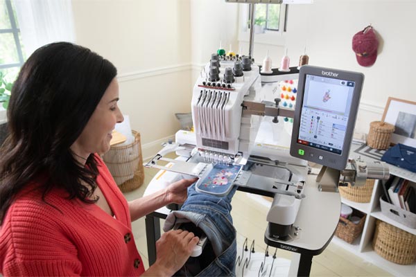 Les brodeuses bras libre et supports de cadre