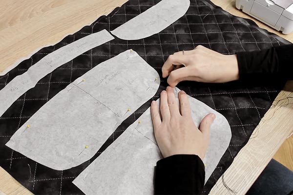 Placement du patron sur le tissu du sac banane