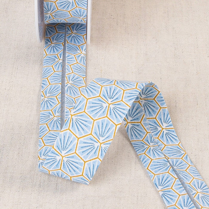 Biais replié "alvéoles" bleu clair 27mm au mètre Biais replié "alvéoles" bleu clair 27mm au mètre